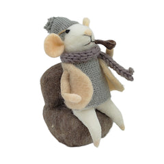 Souris en laine orn 3″x4,5″ tenue beige assise avec une pite traditionnelle