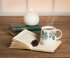 Tasse avec pommes de pin