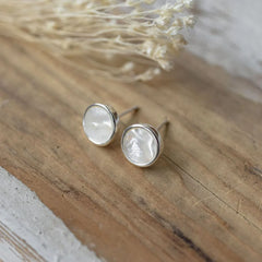 Studs Glee Alluring - mother of pearl