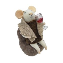 Souris de Noël  assise avec son verre de vin