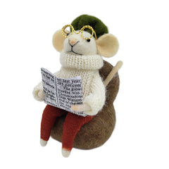 Souris de Noël  assise avec son journal